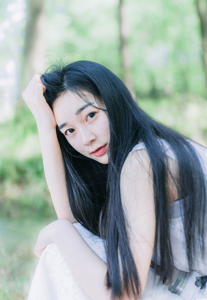 在爱情方面，人类有一大趋势。男人眼里的理想伴侣要像牛奶：越嫩越纯越好：女人眼里的理想伴侣要像奶牛：越壮越强越好，并且能让自己用最少的力挤出最多的奶。